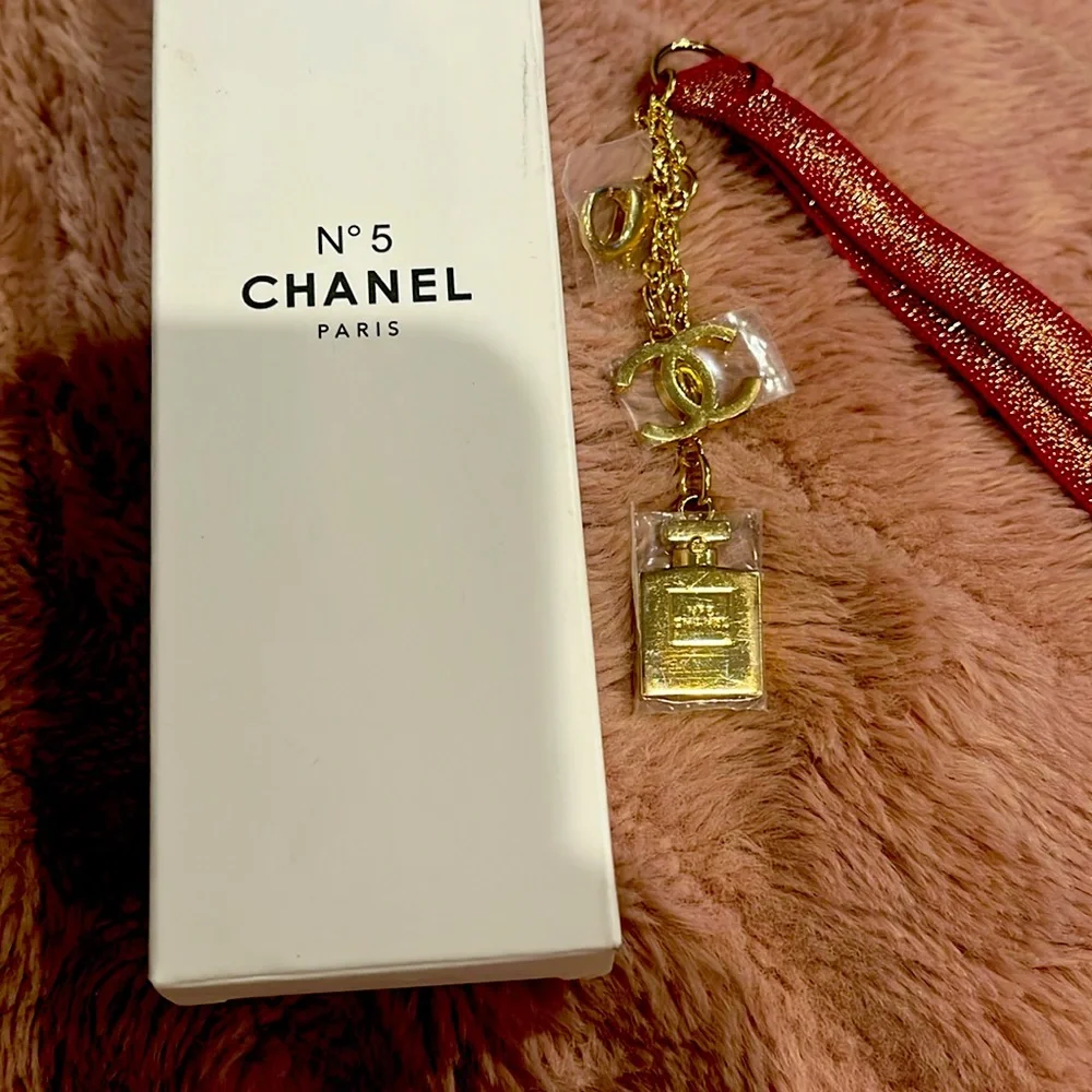 Chanel Parfums NIB bag charm - Picture 1 of 3